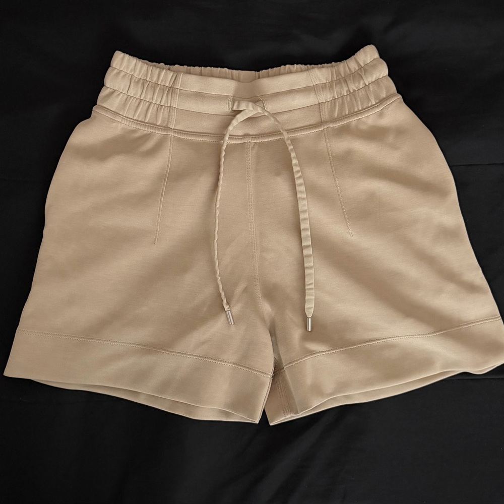 Lululemon Soft Ambitions High-Rise Shorts 4" - Trench - Size 4
